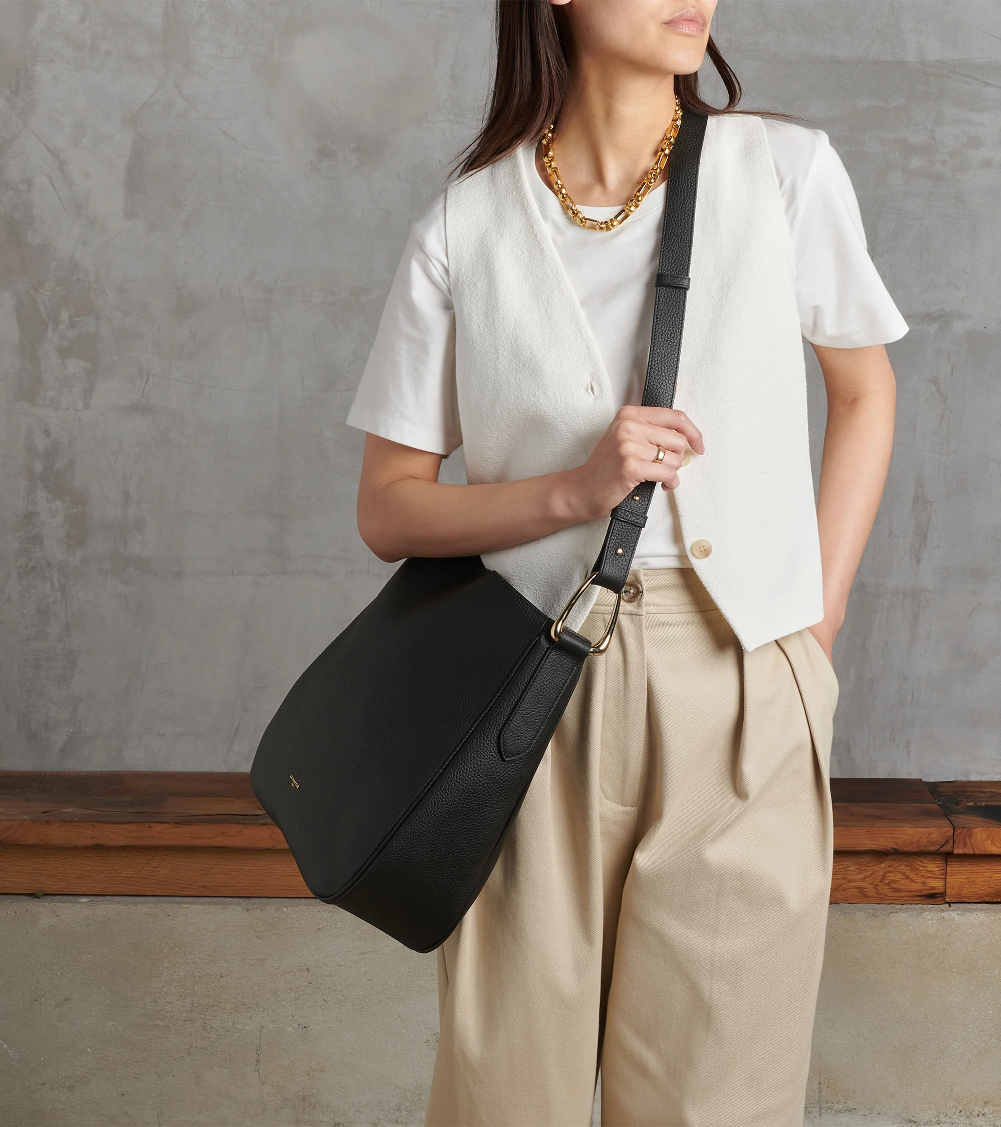 Grand sac hobo Madeleine en cuir de taurillon grainé - Image 7